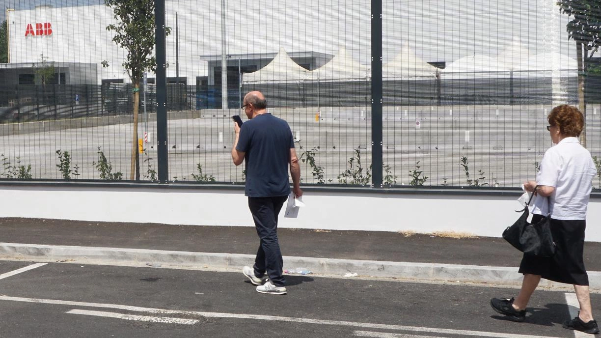 Lo stabilimento Abb E-Mobility a San Giovanni Preoccupazione tra i 260 dipendenti per l’annuncio di licenziamenti per una. trentina di lavoratori Domani scatta lo sciopero davanti ai cancelli della fabbrica Sindacati mobilitati Lo stabilimento Abb E-Mobility a San Giovanni Preoccupazione tra i 260 dipendenti per l’annuncio di licenziamenti per una. trentina di lavoratori Domani scatta lo sciopero davanti ai cancelli della fabbrica Sindacati mobilitati
