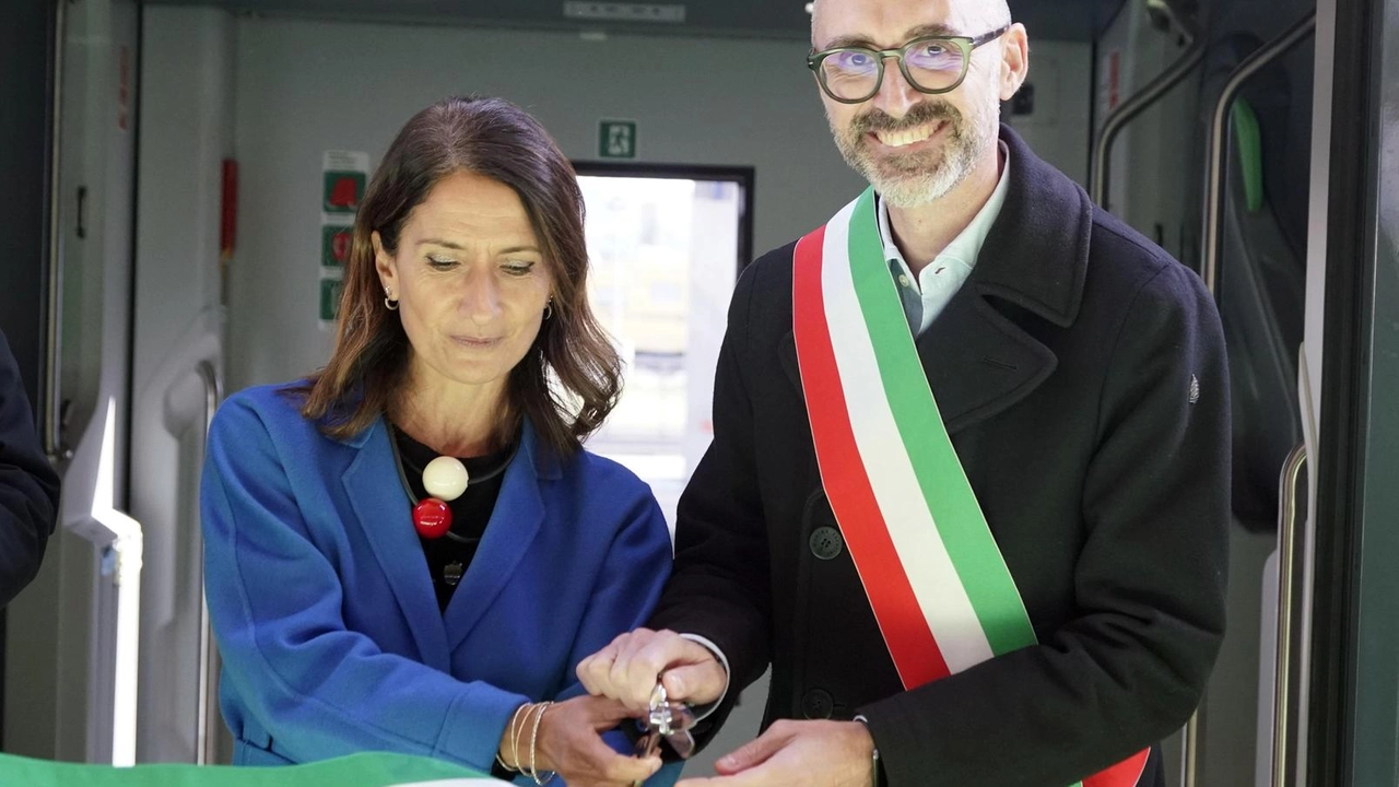 Il sindaco Gianluca Sonnini alla cerimonia di consegna del nuovissimo treno che collega Chiusi a Firenze, Siena e Grosseto Il sindaco Gianluca Sonnini alla cerimonia di consegna del nuovissimo treno che collega Chiusi a Firenze, Siena e Grosseto