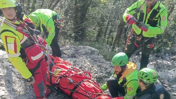 Gli uomini del soccorso alpino hanno messo in sicurezza il ferito poi trasportato in ospedale con l’elicottero Pegaso in codice giallo Gli uomini del soccorso alpino hanno messo in sicurezza il ferito poi trasportato in ospedale con l’elicottero Pegaso in codice giallo