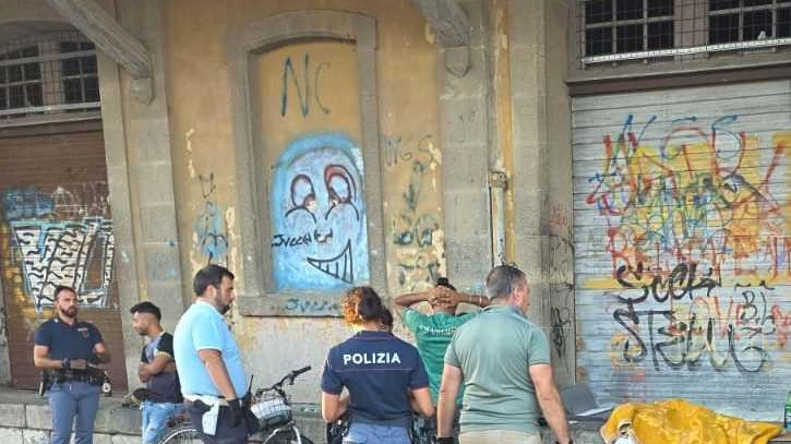 Nella foto d’archivio controlli della polizia all’ex scalo ferroviario Nella foto d’archivio controlli della polizia all’ex scalo ferroviario