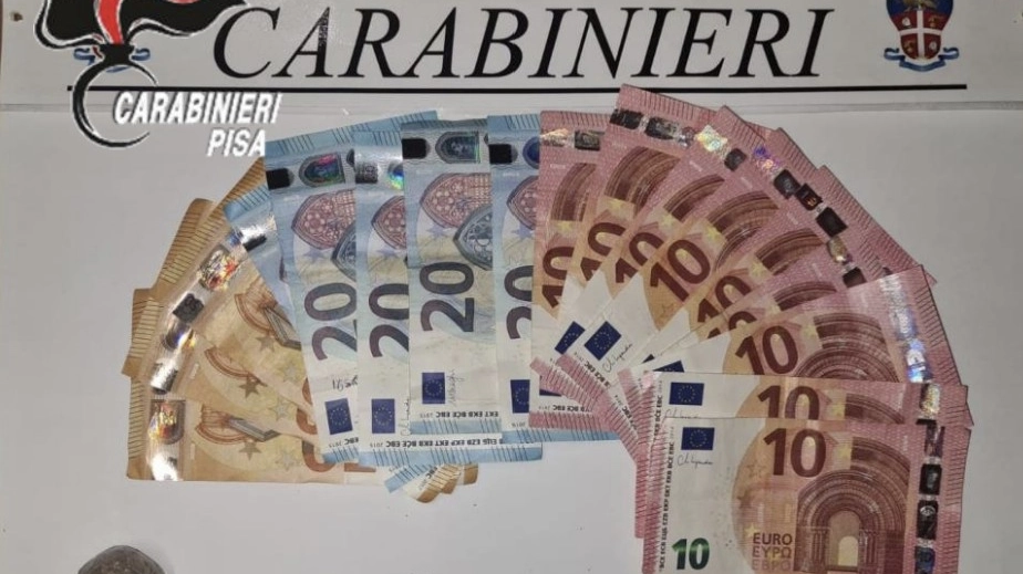 La sostanza stupefacente e il denaro sequestrati dai carabinieri La sostanza stupefacente e il denaro sequestrati dai carabinieri