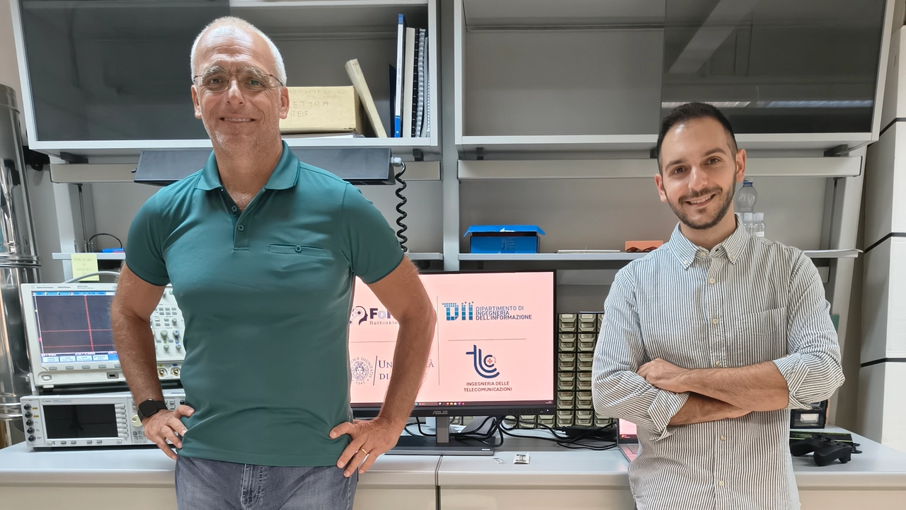 Giovanni Stea e Andrea Motroni, ricercatori in ingegneria delle telecomunicazioni di Università di Pisa, assieme al robot Aurora che può gestire i magazzini in modo totalmente digitale Giovanni Stea e Andrea Motroni, ricercatori in ingegneria delle telecomunicazioni di Università di Pisa, assieme al robot Aurora che può gestire i magazzini in modo totalmente digitale
