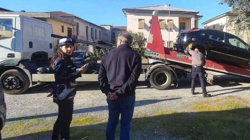 La rimozione di uno dei veicoli abbandonati in via Masini a Santa Croce da parte della polizia municipale e dei carabinieri alla presenza del sindaco Giannoni La rimozione di uno dei veicoli abbandonati in via Masini a Santa Croce da parte della polizia municipale e dei carabinieri alla presenza del sindaco Giannoni