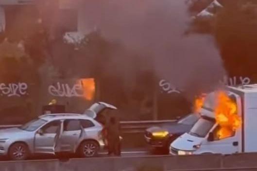 I banditi caricano i sacchi con tre milioni di euro a bordo dell’auto per la fuga