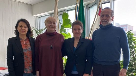 Da sinistra, la sindaca Claudia Sereni con accanto Margherita Martini, in rappresentanza della famiglia donatrice,. e i dirigenti del settore cultura del comune di Scandicci Da sinistra, la sindaca Claudia Sereni con accanto Margherita Martini, in rappresentanza della famiglia donatrice,. e i dirigenti del settore cultura del comune di Scandicci