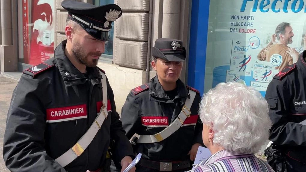 Carabinieri in prima linea contro le truffe agli anziani (. foto di repertorio Carabinieri in prima linea contro le truffe agli anziani (. foto di repertorio