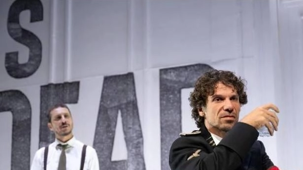 Una favola nera sul potere per il nuovo appuntamento della stagione del Teatro Manini di Narmi con direzione artistica di... Una favola nera sul potere per il nuovo appuntamento della stagione del Teatro Manini di Narmi con direzione artistica di...