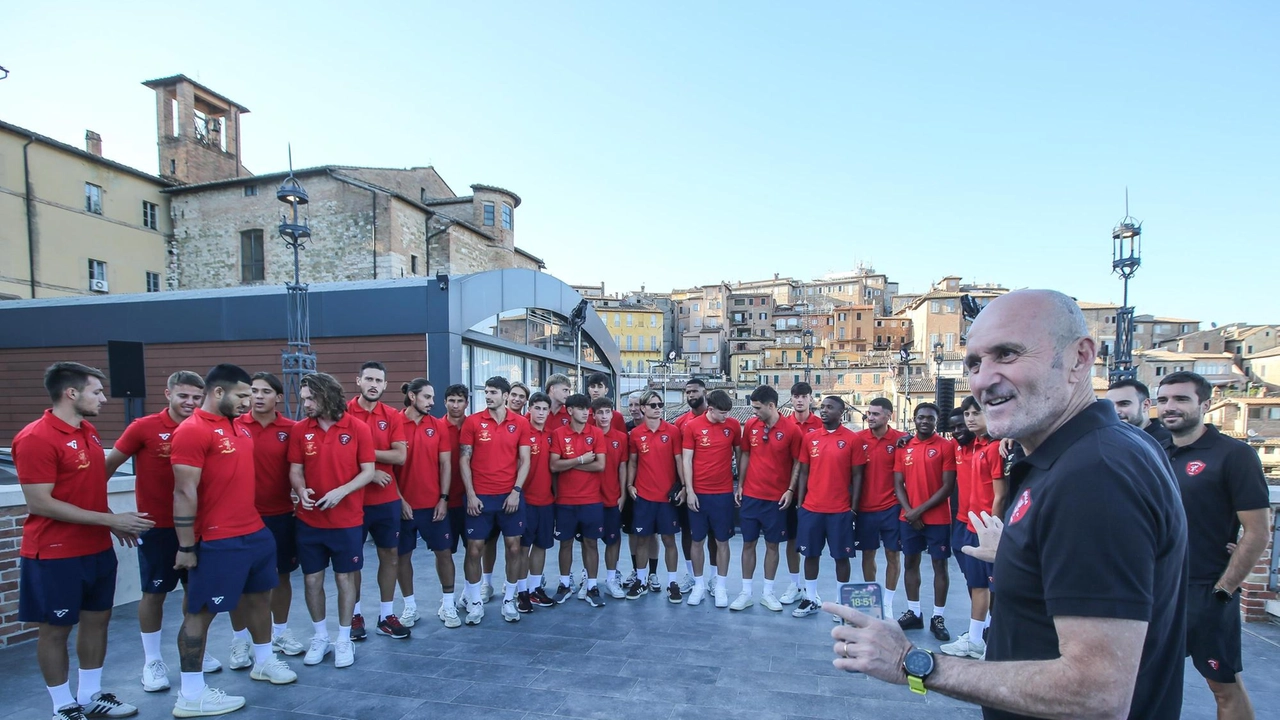I biancorossi alla terrazza del Mercato coperto (foto Crocchioni) I biancorossi alla terrazza del Mercato coperto (foto Crocchioni)