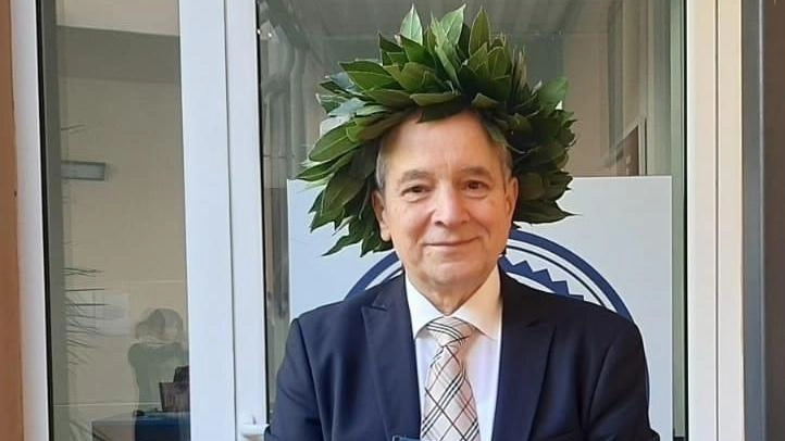Una laurea a pochi giorni dal suo settantesimo compleanno: il sogno di una vita ieri si è concretizzato per... Una laurea a pochi giorni dal suo settantesimo compleanno: il sogno di una vita ieri si è concretizzato per...