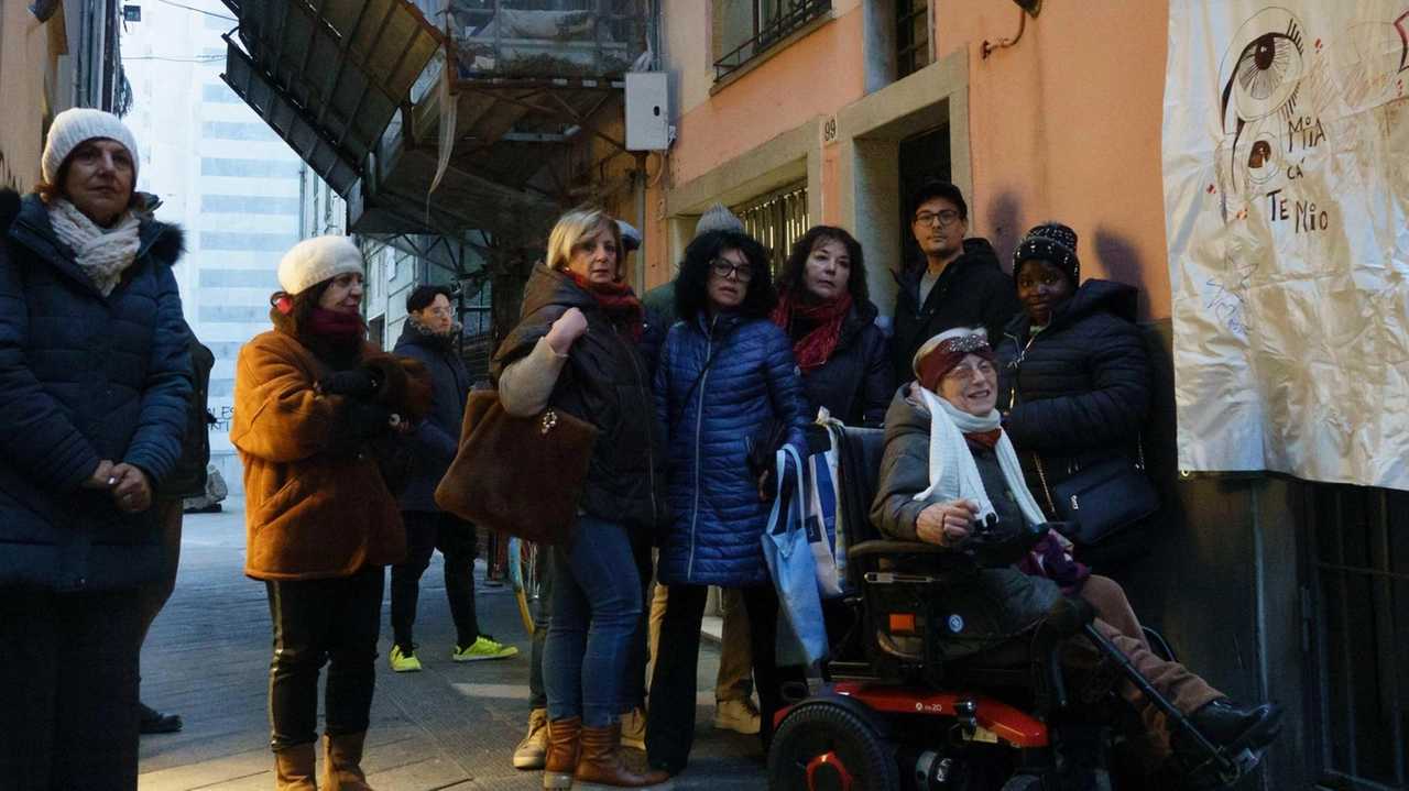 Artisti e residenti insieme sotto l’impalcatura simbolo dell’abbandono di Casa Torre in via Biassa Artisti e residenti insieme sotto l’impalcatura simbolo dell’abbandono di Casa Torre in via Biassa