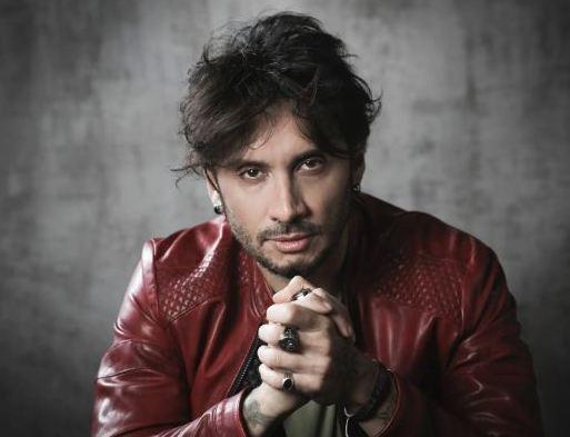 https://www.lanazione.it/image-service/view/acePublic/alias/contentid/YTFlMzkxMTgtZWM2MS00/0/fabrizio-moro-torna-a-riveder-le-stelle-rabbia-e-musica-mi-hanno-salvato.jpeg?f=1.91:1&w=1200