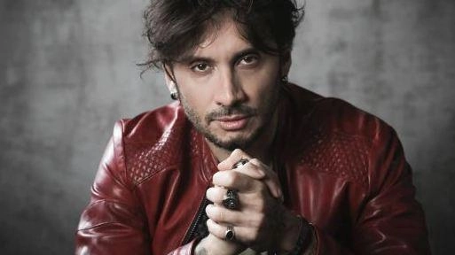 Fabrizio Moro sarà in concerto sabato sera a Marina di Pisa