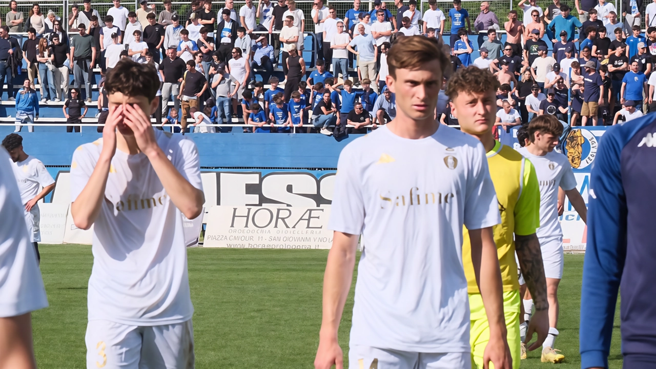 L’amarezza degli azzurri al termine del derby col Terranuova che ha sancito la retrocessione della Sangio proprio davanti ai propri tifosi L’amarezza degli azzurri al termine del derby col Terranuova che ha sancito la retrocessione della Sangio proprio davanti ai propri tifosi