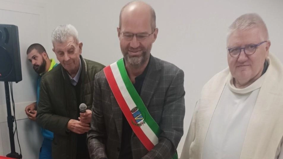 Il taglio del nastro nel fondo di via Cammeo dove un tempo sorgeva un bar Il taglio del nastro nel fondo di via Cammeo dove un tempo sorgeva un bar