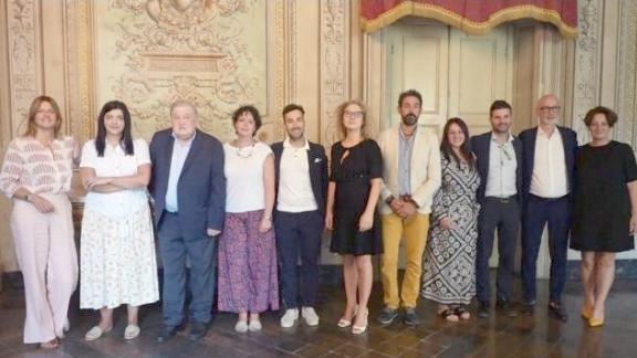 Il momento della presentazione del programma della Notte Bianca 2025 “Nessun dorma“, ieri mattina a Palazzo Orsetti con gli assessori Paola Granucci e Mia Pisano, i vertici di Confcommercio e Camera di Commercio e gli sponsor