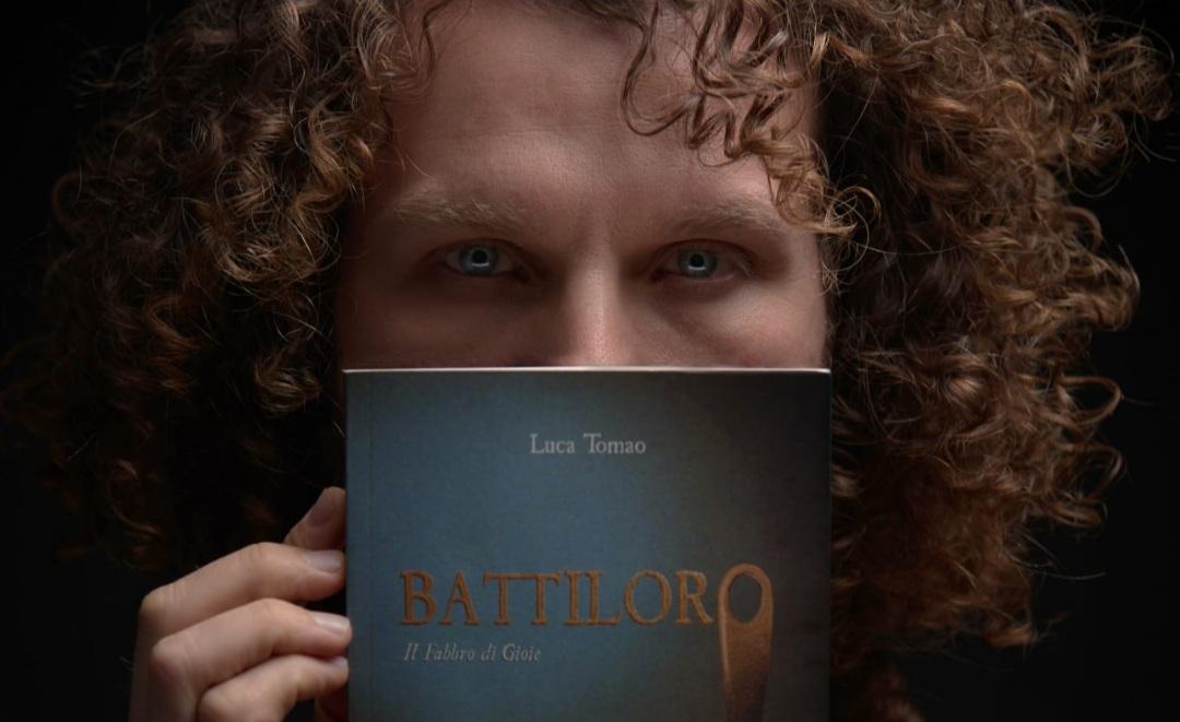 https://www.lanazione.it/image-service/view/acePublic/alias/contentid/YTFmNjAyMDctMTM3Yi00/0/luca-tomao-col-libro-foto-di-gerardo-gallo.jpeg