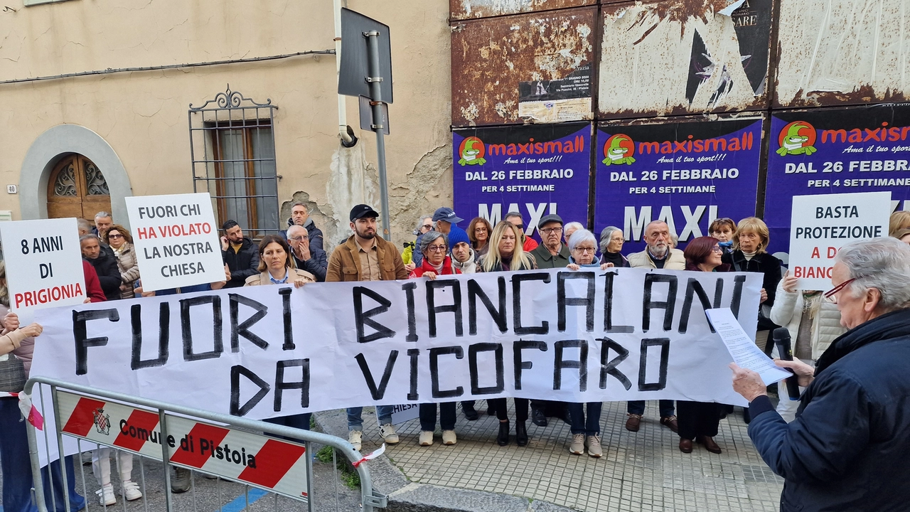 Un momento di protesta del Comitato dei cittadini di Vicofaro