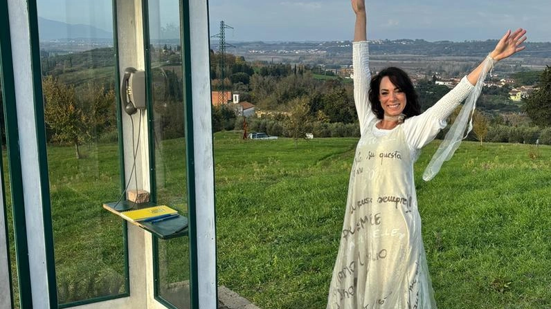 La cabina per chiamare chi ci ha lasciato: "Migliaia di persone da tutta Italia" La cabina per chiamare chi ci ha lasciato: "Migliaia di persone da tutta Italia"
