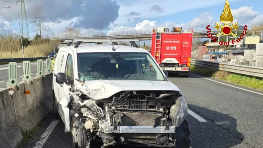 Una delle auto coinvolte nell'incidente sulla Firenze-Pisa-Livorno all'altezza di San Miniato (foto Vigili del Fuoco) Una delle auto coinvolte nell'incidente sulla Firenze-Pisa-Livorno all'altezza di San Miniato (foto Vigili del Fuoco)