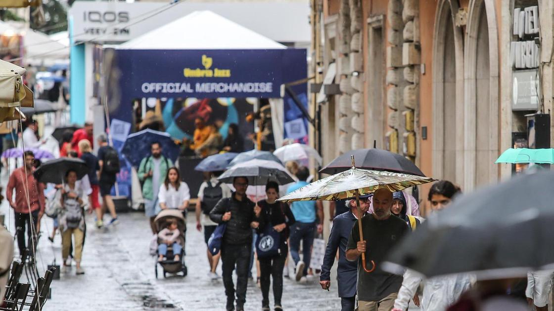 Umbria Jazz. La pioggia frena gli appassionati Umbria Jazz. La pioggia frena gli appassionati