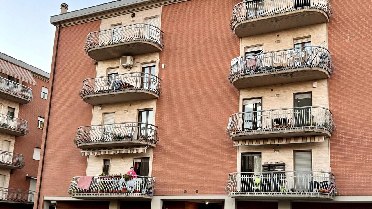 Tragedia a Perugia: il bambino di dieci anni, Gioele, muore dopo una caduta dal terrazzo. Indagini aperte per comprendere la dinamica dell'incidente e la comunità si stringe nel dolore. Tragedia a Perugia: il bambino di dieci anni, Gioele, muore dopo una caduta dal terrazzo. Indagini aperte per comprendere la dinamica dell'incidente e la comunità si stringe nel dolore.
