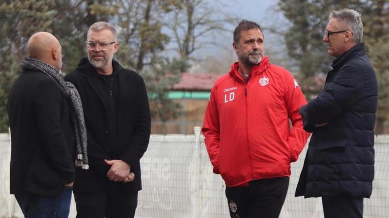 Il fondatore del gruppo FC32 ieri a Follo e nella sede della società. Ha salutato D’Angelo e giocatori poi seguito l’allenamento a bordo campo. Il fondatore del gruppo FC32 ieri a Follo e nella sede della società. Ha salutato D’Angelo e giocatori poi seguito l’allenamento a bordo campo.