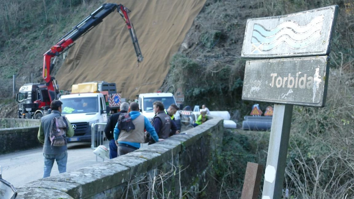 Al via la stagione invernale con una viabilità che preoccupa. Nel solo territorio del comune i cantieri regolati... Al via la stagione invernale con una viabilità che preoccupa. Nel solo territorio del comune i cantieri regolati...