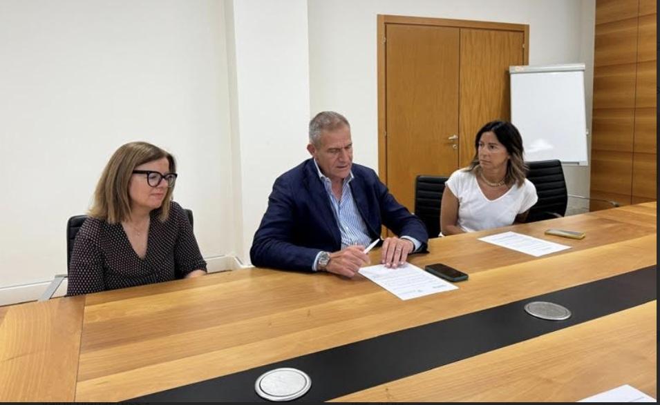 https://www.lanazione.it/image-service/view/acePublic/alias/contentid/YTI1ZDMzYWYtYWNkZC00/0/accordo-estra-e-confindustria.jpeg