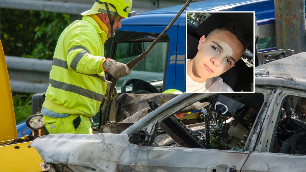 L'auto distrutta dopo l'incidente con la moto di Andrea Ussi (nel riquadro). Foto Frascatore