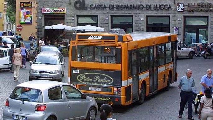 Una veduta di piazza Umberto a Castelnuovo (foto Borghesi) Una veduta di piazza Umberto a Castelnuovo (foto Borghesi)