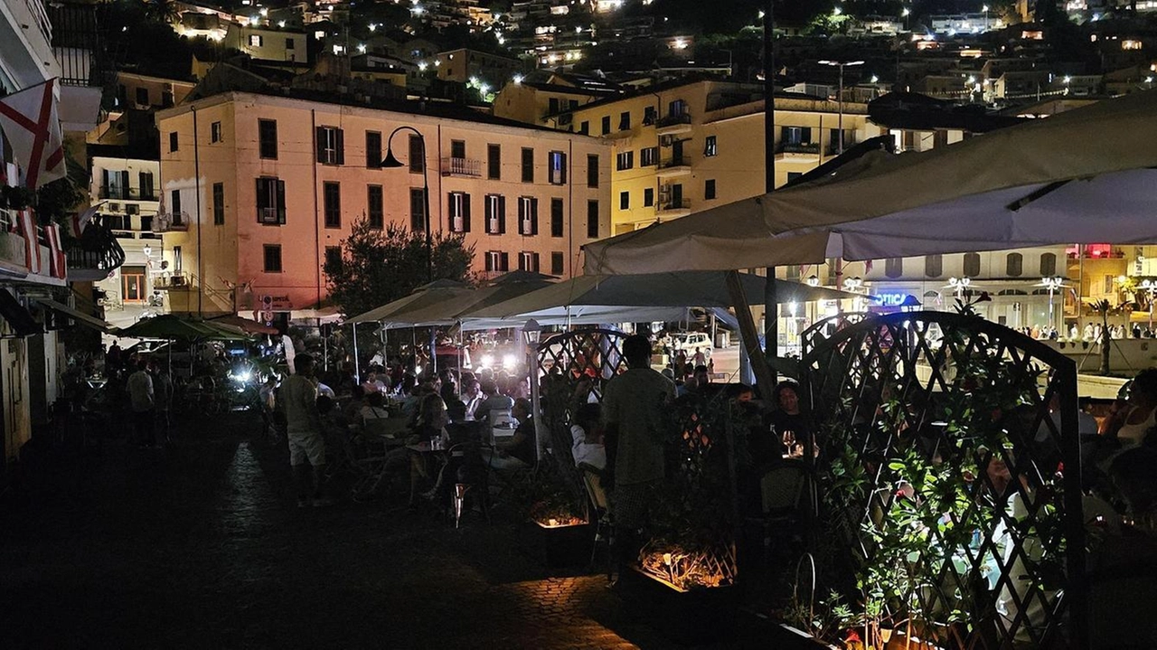All’Argentario a Ferragosto si è cenato a lume di candela per il blackout All’Argentario a Ferragosto si è cenato a lume di candela per il blackout