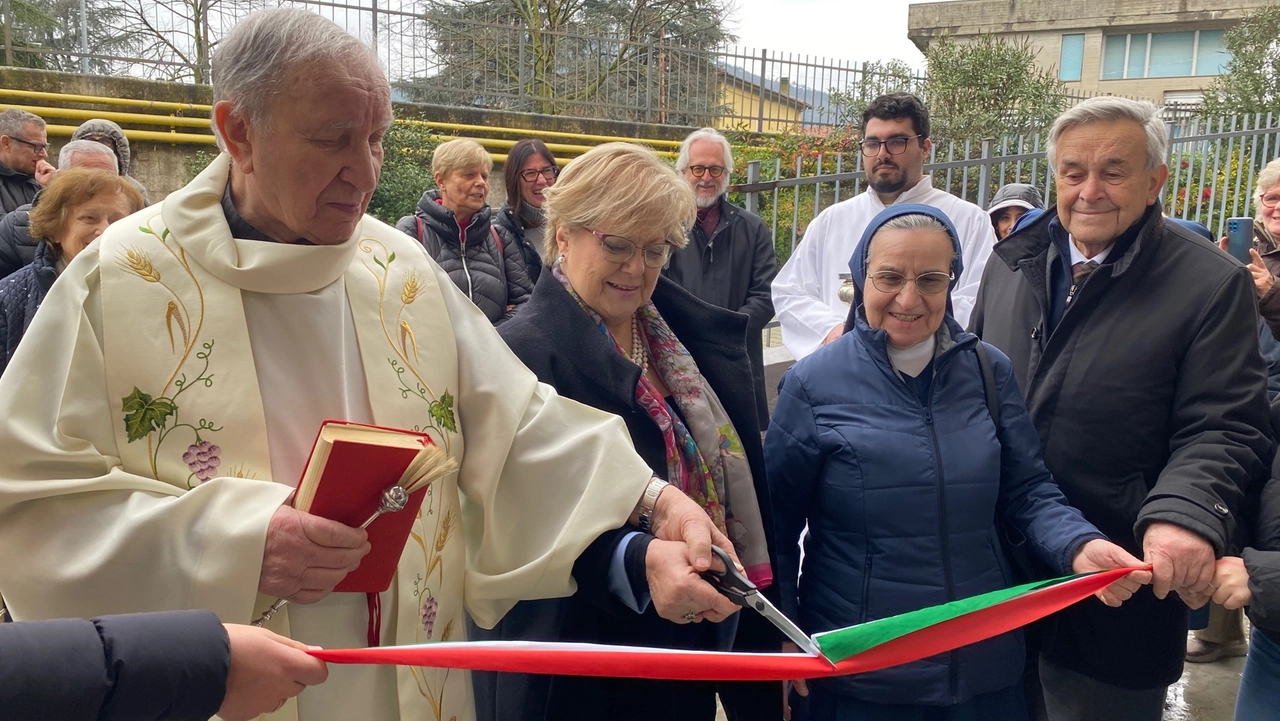 Il taglio del nastro al momento dell'inaugurazione del nuovo circolo parrocchiale