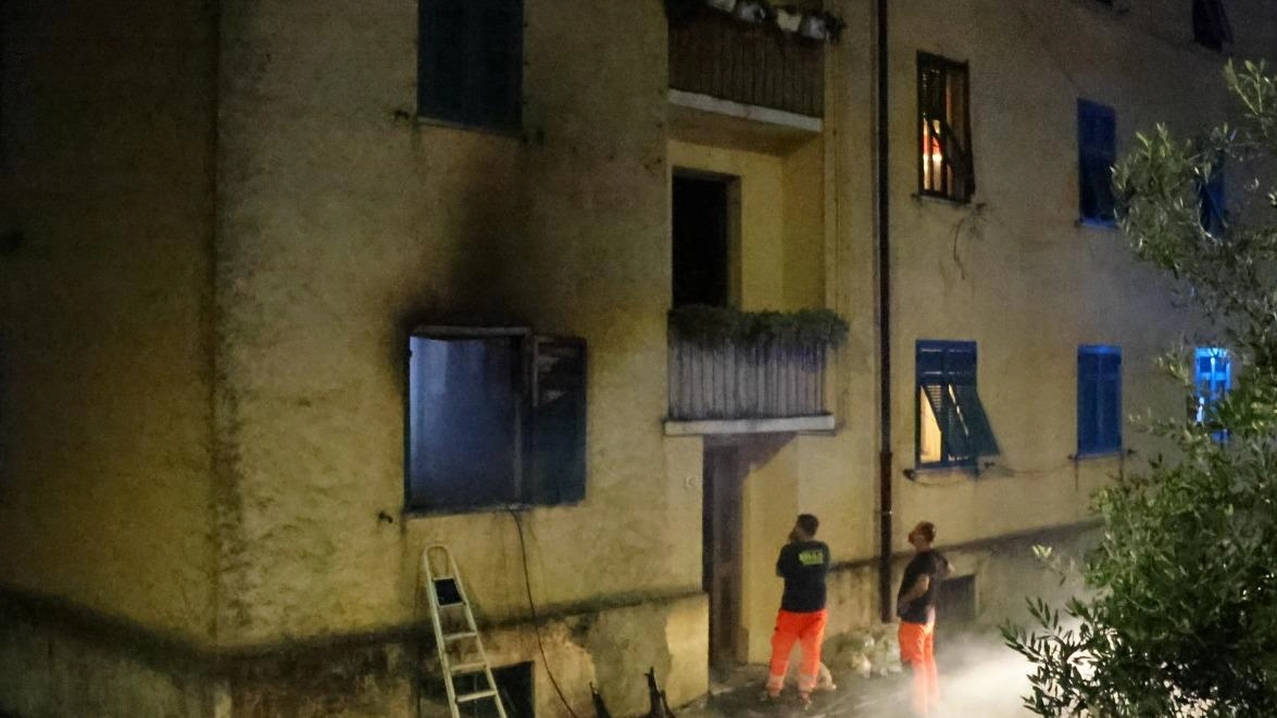 L’allarme lanciato da uno dei vicini del condominio Erp alle Capanne intorno a mezzanotte. Due anziane intossicate medicate in ambulanza. Vigili del fuoco al lavoro per capire le cause. L’allarme lanciato da uno dei vicini del condominio Erp alle Capanne intorno a mezzanotte. Due anziane intossicate medicate in ambulanza. Vigili del fuoco al lavoro per capire le cause.