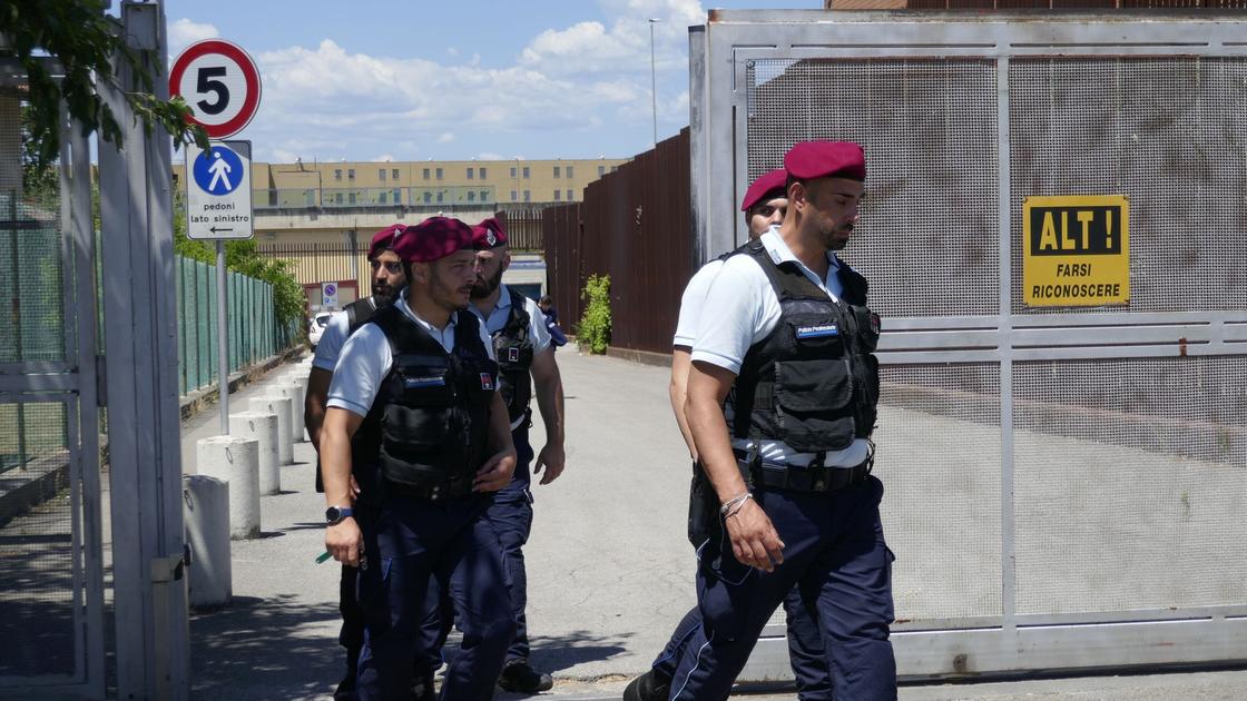 Prato, il detenuto trovato morto: decisivi i test biologici. Tra le ipotesi anche un’aggressione Prato, il detenuto trovato morto: decisivi i test biologici. Tra le ipotesi anche un’aggressione