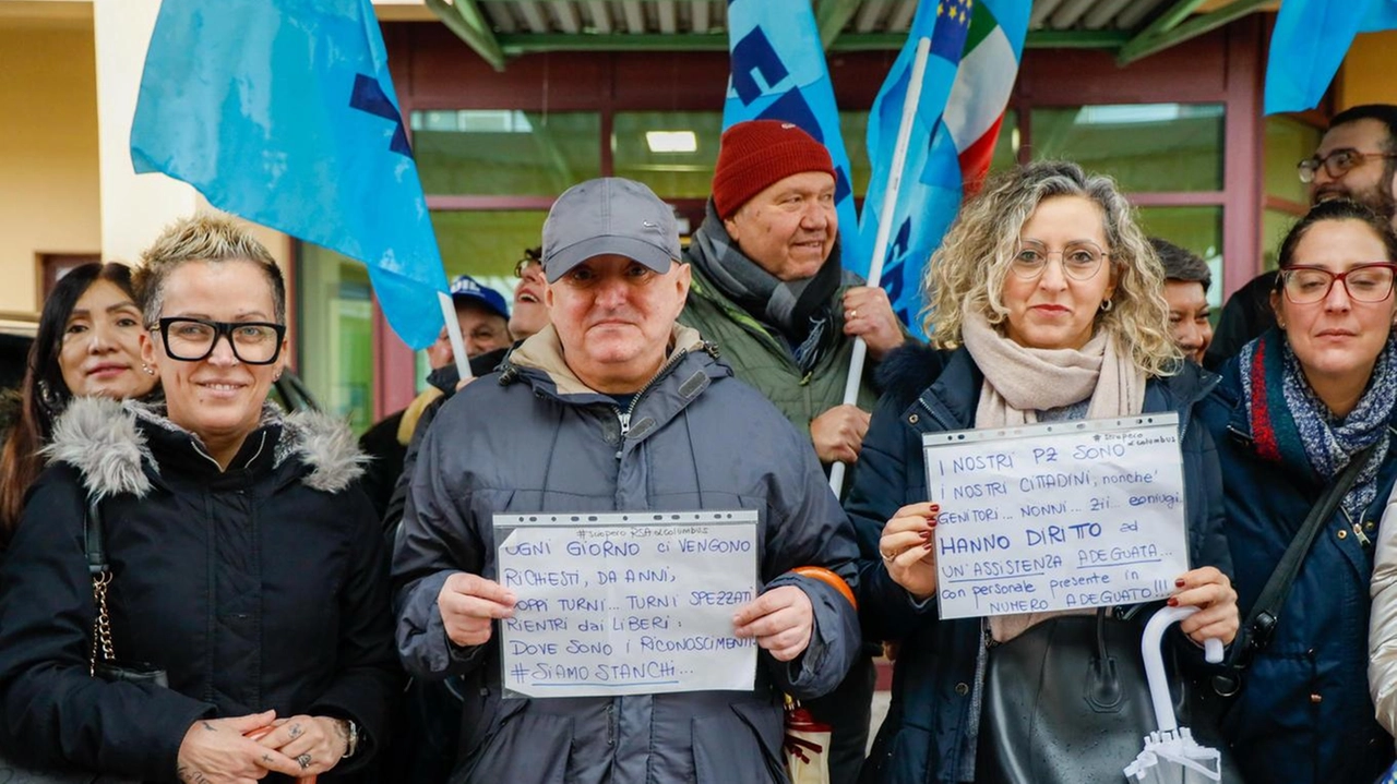 Il personale della Rsa Alfa Columbus in protesta di fronte alla struttura e poi in Comune. Sciopero indetto da Uil Fpl Il personale della Rsa Alfa Columbus in protesta di fronte alla struttura e poi in Comune. Sciopero indetto da Uil Fpl