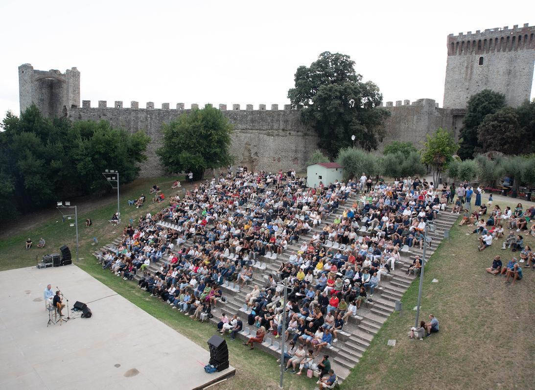 https://www.lanazione.it/image-service/view/acePublic/alias/contentid/YTI3YjJjNmUtYTFjNS00/0/green-music-festival-melodie-mediterranee.jpeg?f=1.91:1&w=1200