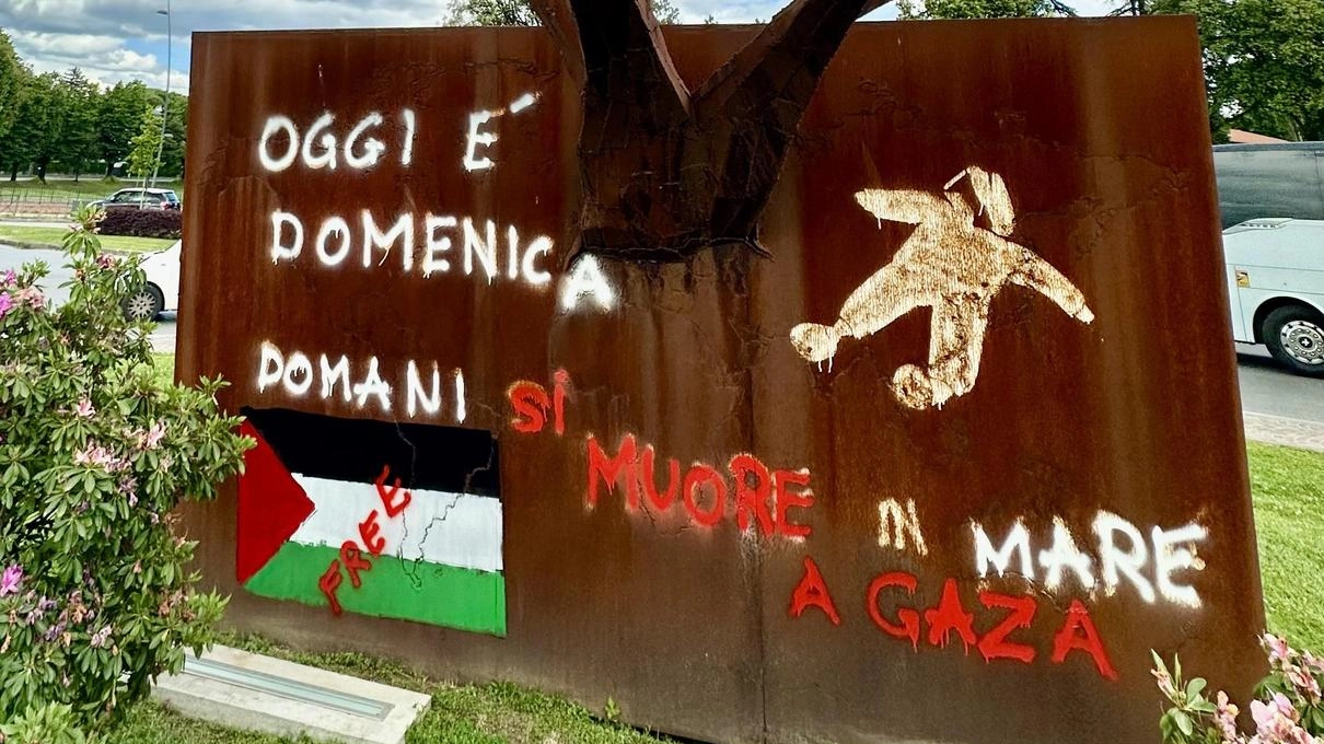 L’installazione dell’artista Stefano Pierotti con la denuncia per Gaza e la Palestina L’installazione dell’artista Stefano Pierotti con la denuncia per Gaza e la Palestina