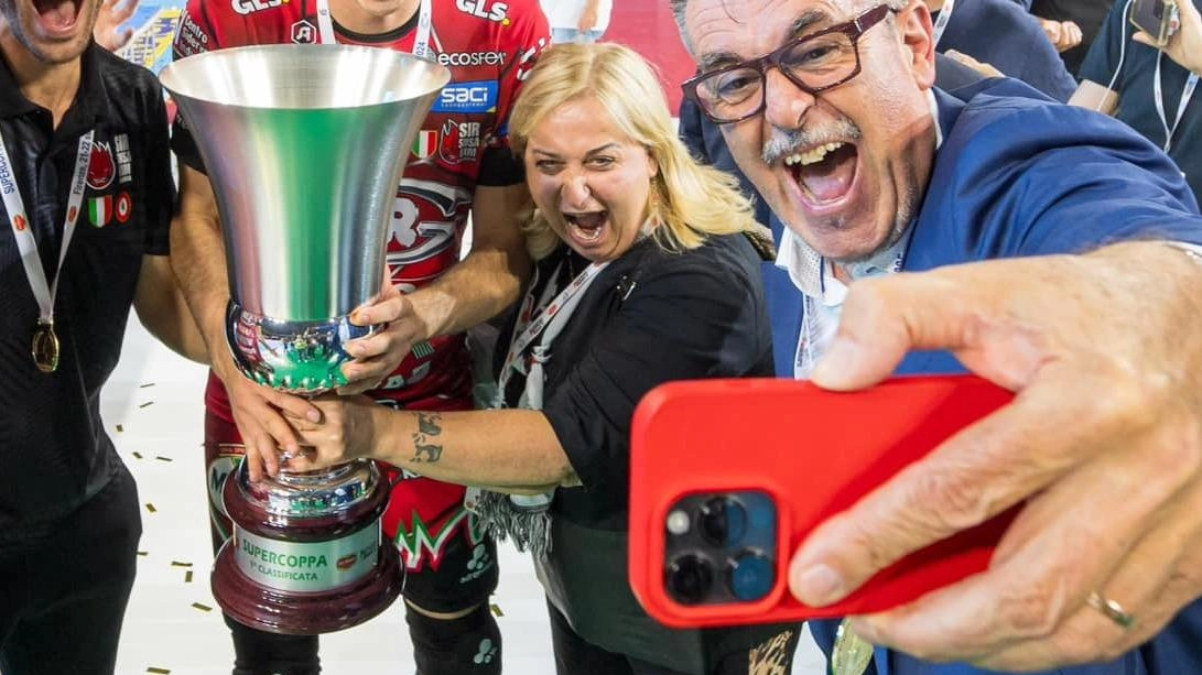 La gioia del presidente Gino Sirci, che festeggia insieme a tutta la squadra la vittoria della sesta Supercoppa della storia del glorioso club La gioia del presidente Gino Sirci, che festeggia insieme a tutta la squadra la vittoria della sesta Supercoppa della storia del glorioso club