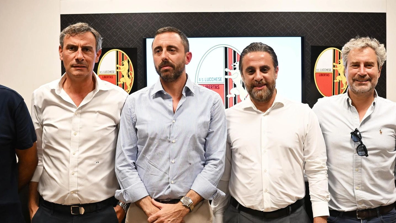 L’allenatore Sergio Pirozzi con il patron della nuova società,. il sindaco, l’assessore Barsanti e Morgia L’allenatore Sergio Pirozzi con il patron della nuova società,. il sindaco, l’assessore Barsanti e Morgia