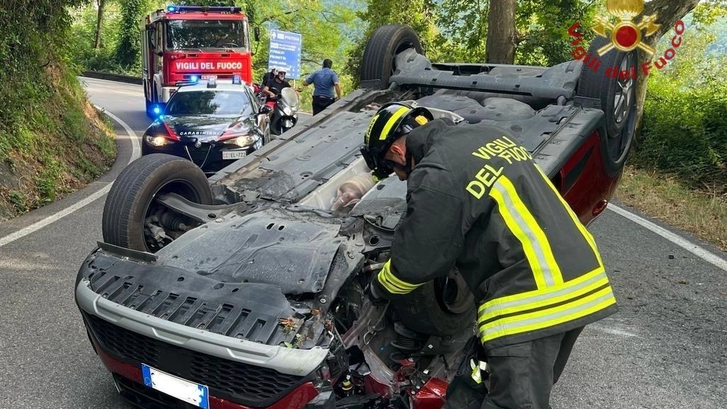 L'auto ribaltata e l'intervento dei vigili del fuoco L'auto ribaltata e l'intervento dei vigili del fuoco
