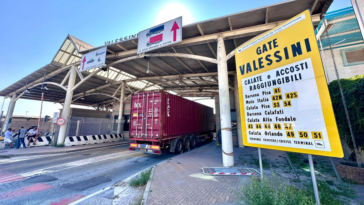 Incidente mortale all'Alto Fondale, porto di Livorno: coppia di turisti travolta da un pullman (Foto Novi)
