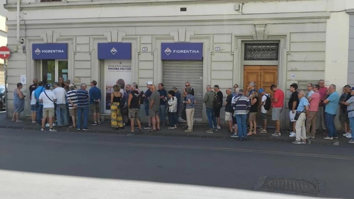 Lunga coda per gli abbonamenti al Fiorentina Point Lunga coda per gli abbonamenti al Fiorentina Point