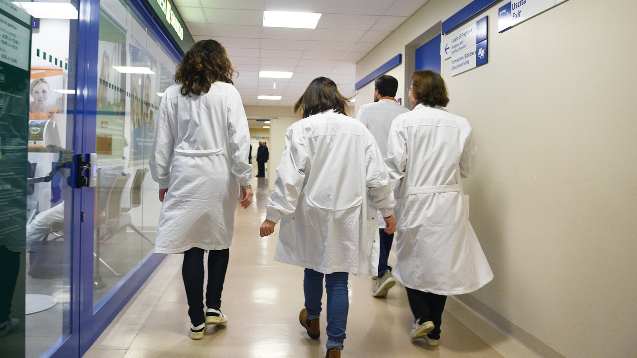 Medici in una corsia di ospedale (Foto di repertorio) Medici in una corsia di ospedale (Foto di repertorio)