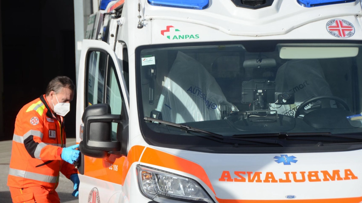 Un'ambulanza in una foto di repertorio. Quattro gli anziani morti in una rsa fiorentina Un'ambulanza in una foto di repertorio. Quattro gli anziani morti in una rsa fiorentina