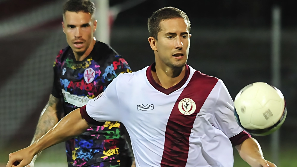 Il difensore Marco Chiosa, 30 anni. Nel. novembre del 2019 si è laureato in Scienze politiche. all’università di Torino con una. tesi sui social network e il. mondo del calcio Il difensore Marco Chiosa, 30 anni. Nel. novembre del 2019 si è laureato in Scienze politiche. all’università di Torino con una. tesi sui social network e il. mondo del calcio
