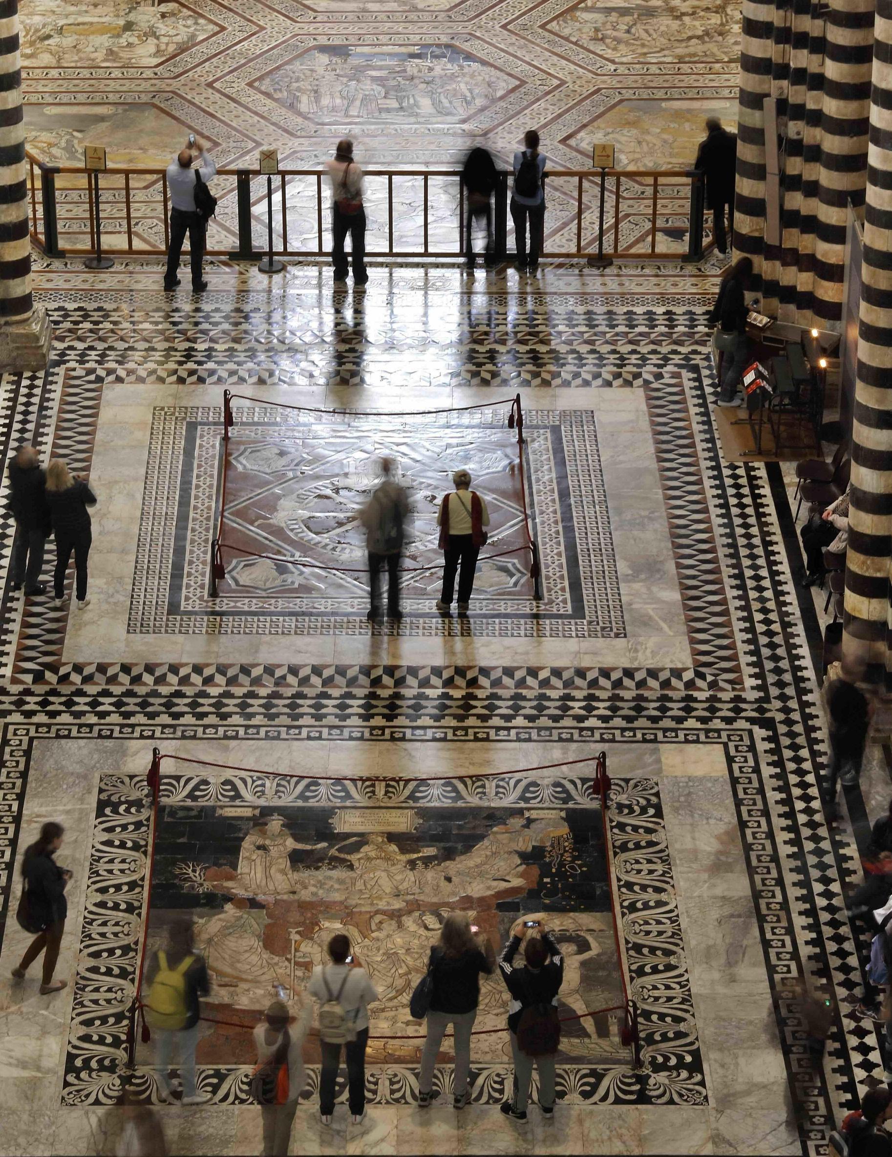 Il Duomo riscoperto. Il pavimento mostra le sue meraviglie Il Duomo riscoperto. Il pavimento mostra le sue meraviglie