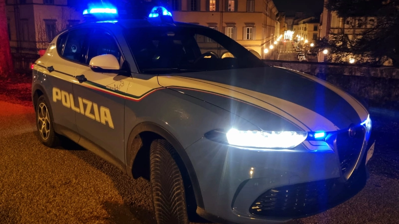 Il truffatore è stato arrestato dalla polizia Il truffatore è stato arrestato dalla polizia