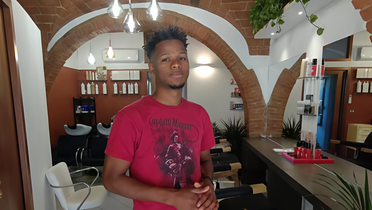 Il giovane africano inaugura il suo negozio di parrucchiere: "Si avvera un sogno" . Il giovane africano inaugura il suo negozio di parrucchiere: "Si avvera un sogno" .