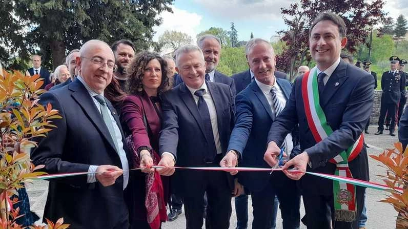 L’inaugurazione con le istituzioni, tra questi il sindaco e prefetto