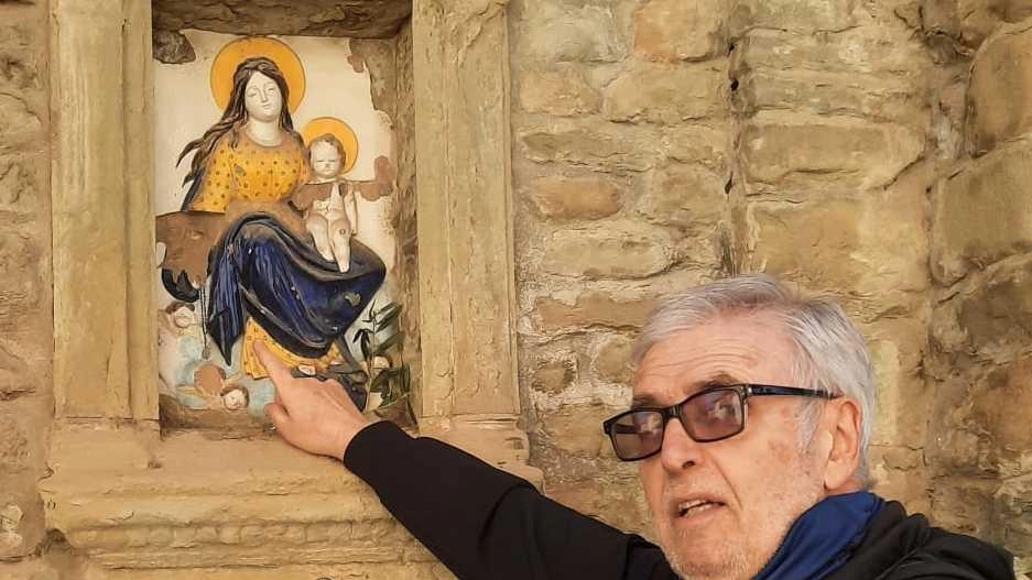 Luca Lanzoni di Fiesole chiede intervento urgente per restaurare l'edicola con la Madonnina nel centro storico, simbolo di devozione e artigianato locale.